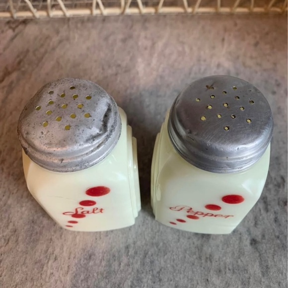 Vintage McKee Uranium Glow Red Dot Shakers Set - Picture 5 of 5
